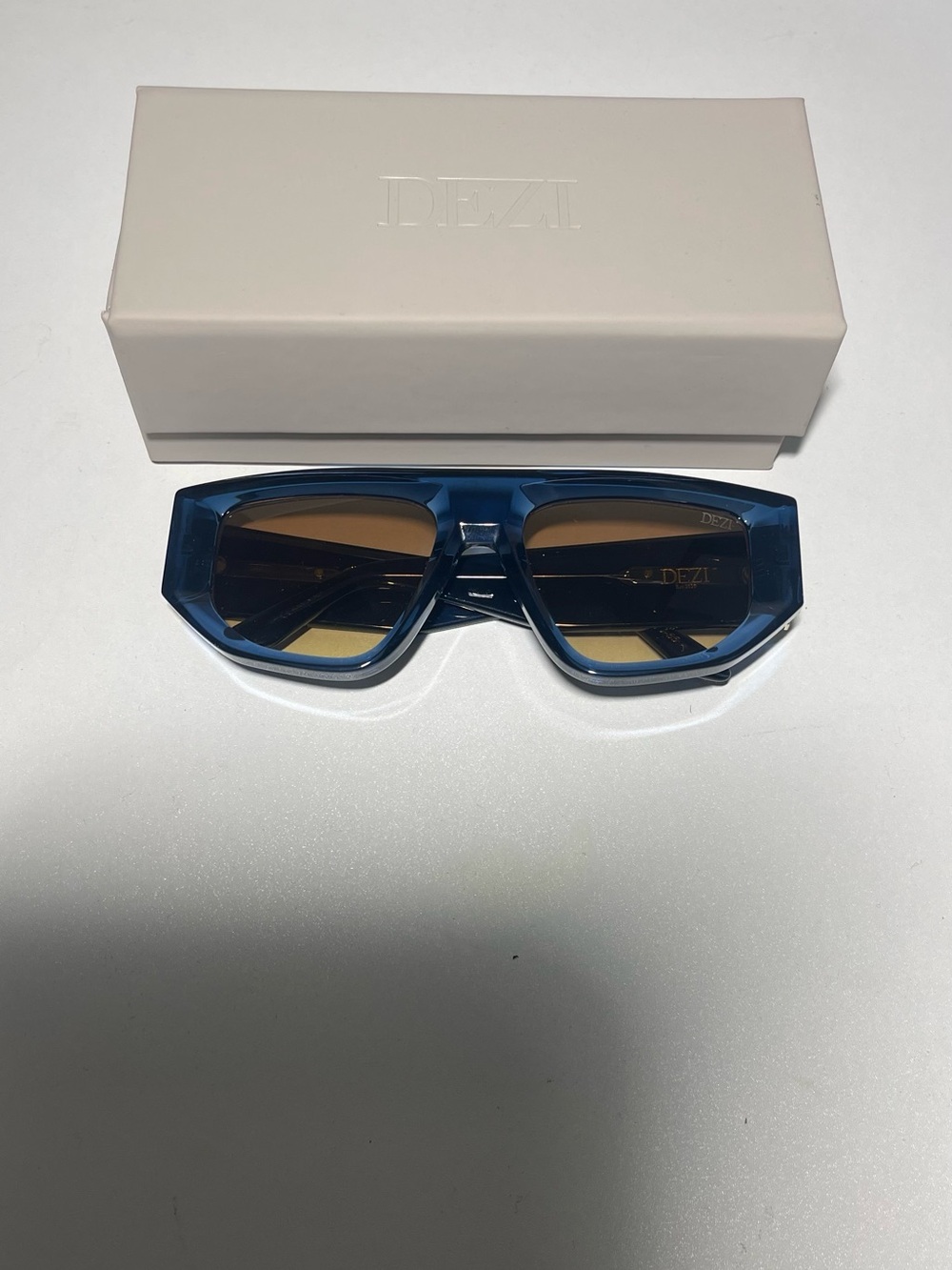 NWOT DEZI Backtrack Two-Tone Blue Frame Sunglasses with Brown Lenses